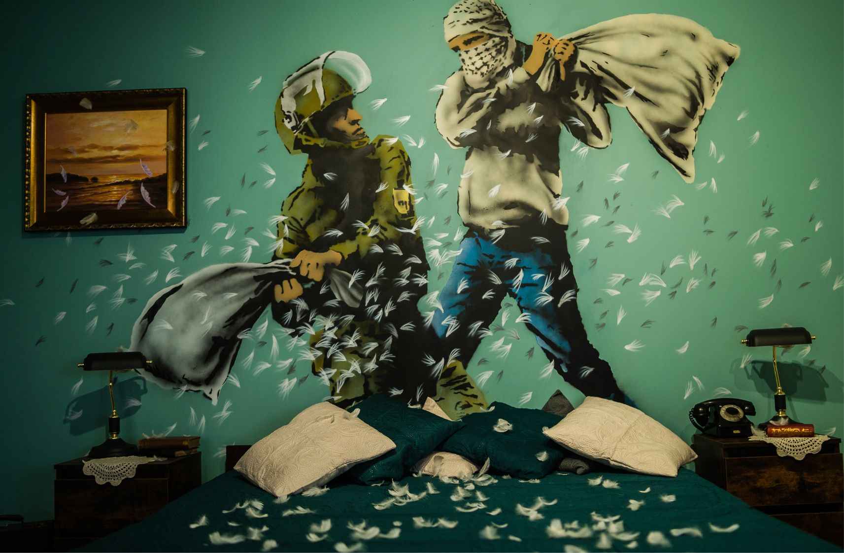 Banksy Museum, Krakau, straatkunst, Kazimierz, Banksy tentoonstelling, hedendaagse kunst, historische fabriek, Marcin Jarra, meeslepende kunstervaring, internationale straatkunstenaars