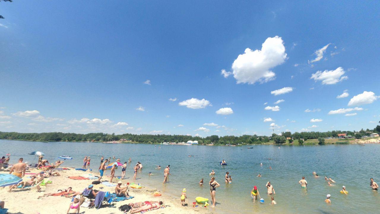 Kryspinów: "Flygbild av Kryspinów-sjön med sandstrand och kristallklart vatten."
